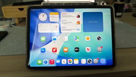 iPad Pro 11 inch 256GB (MTXQ2LL\A) with Apple Pencil & Dbrand Skin