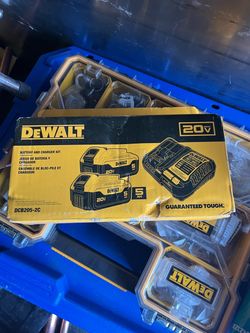 DEWALT 20V MAX 5Ah Battery and Charger Kit