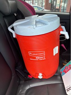 Rubbermaid water container