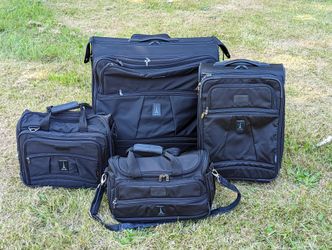 Travelpro Flight Crew 5 Professional Flight Attendant 4pc Luggage Set 