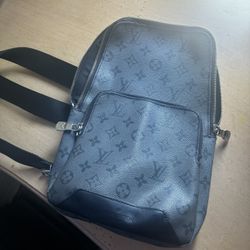 Louis Vuitton Crossbody Bag 900 Or Best Offer