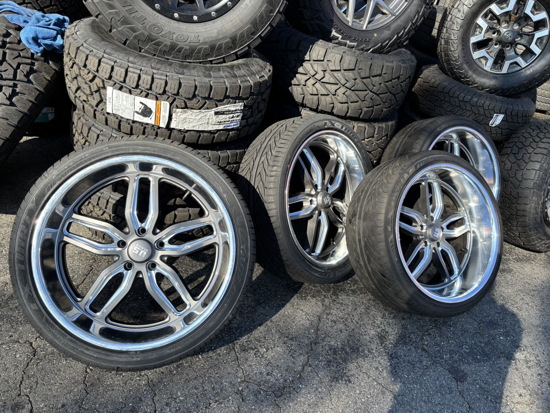 22x10.5. 22x9. 295:30/22. 265/35/22. LEXANI TIRES