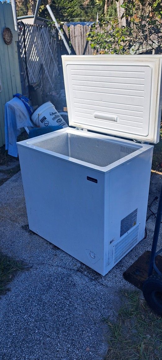 Freeze box By magic chef.