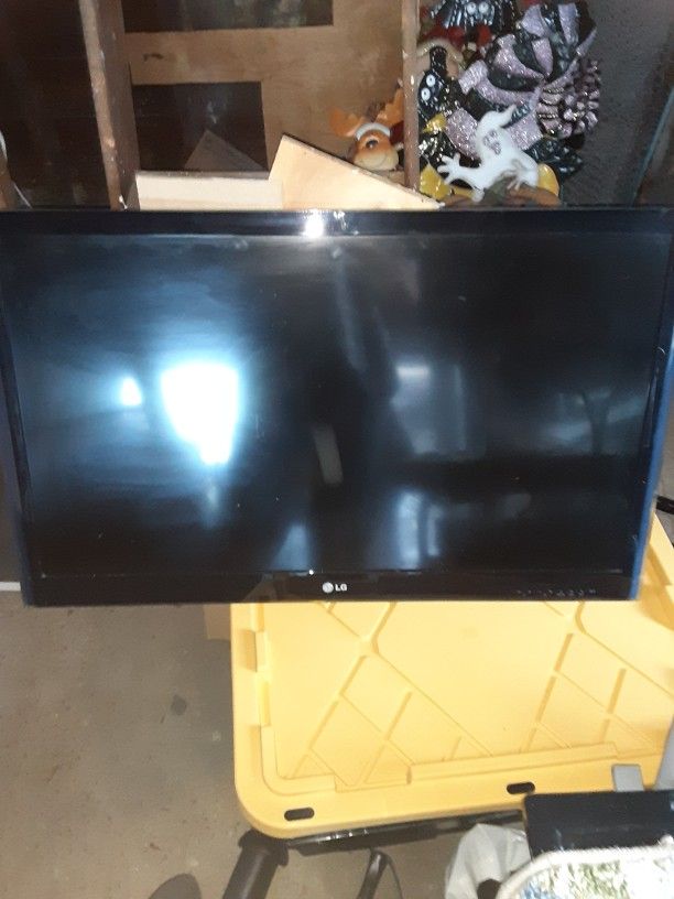 42" LG Smart TV 42lv5500 With Wall Mount
