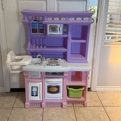 Play kitchen 