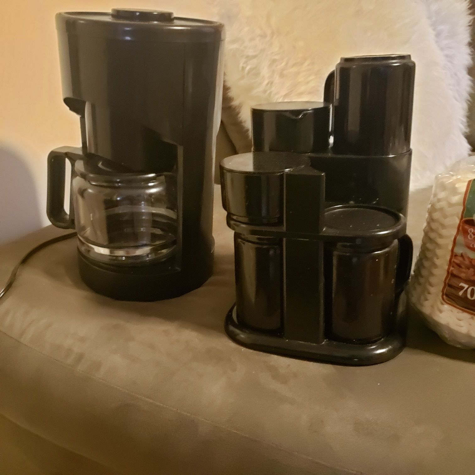 Coffee pot with cups