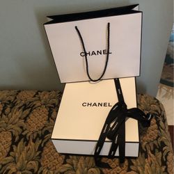 Chanel Sm Bag &box W/https://offerup.co/faYXKzQFnY?$deeplink_path=/redirect/