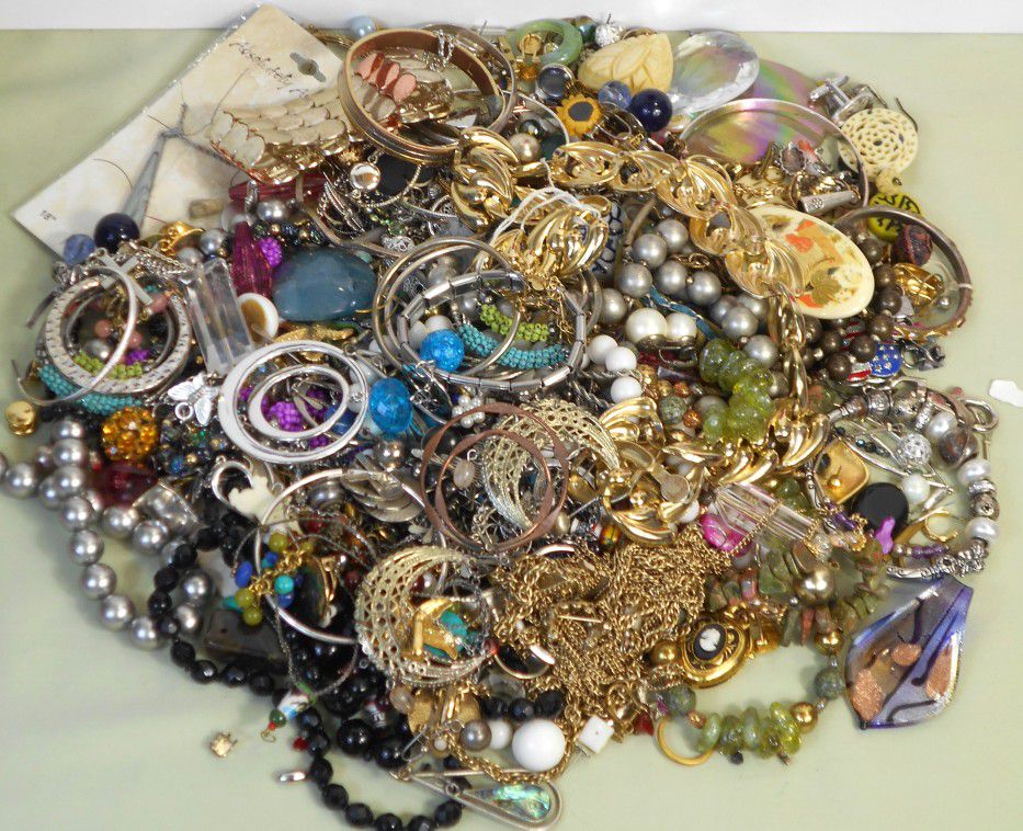 Jewelry Lot For Craft And Art  4 Pounds 10 oz. ASKING $25.00  DOLLARS OR BEST OFFER