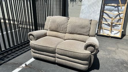 Reclining loveseat