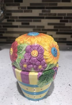 Flower with flower pot salt and pepper shaker
