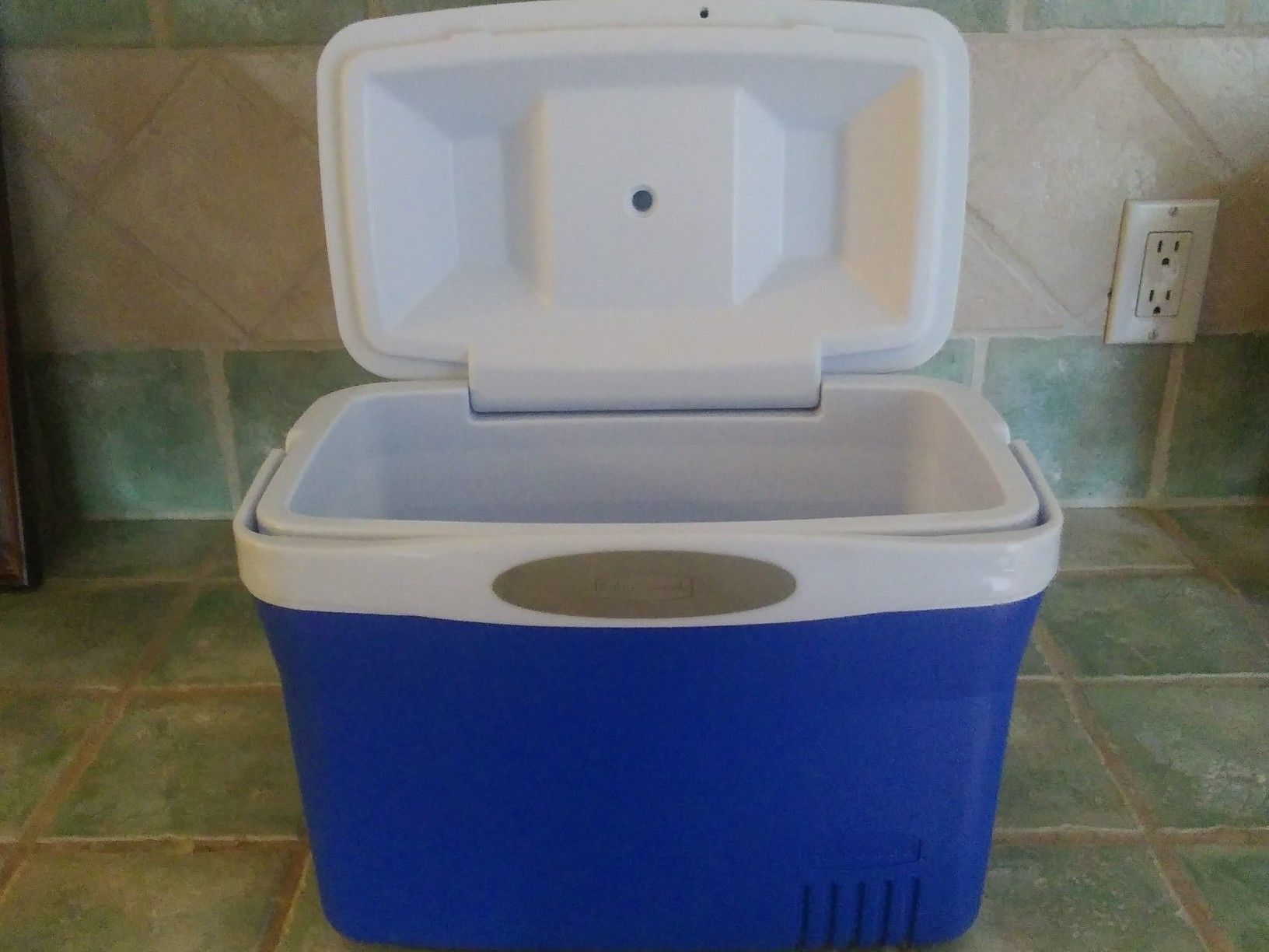 Rubbermaid Personal Lunch Cooler 12 Pack Ice Chest #1827