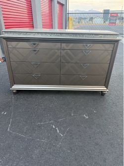 Dresser set