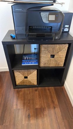4-Cube Storage Organizer / Bookshelf with 2 Woven Baskets