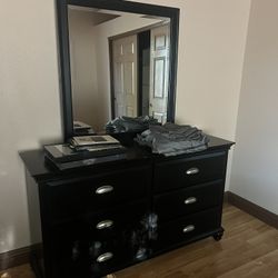 Dresser With Mirror 