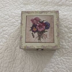 Decorative box for jewelry or keepsakes