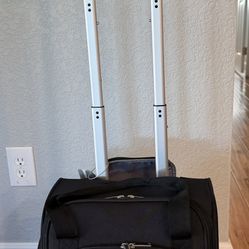 Samsonite Underseater Spinner With USB Port