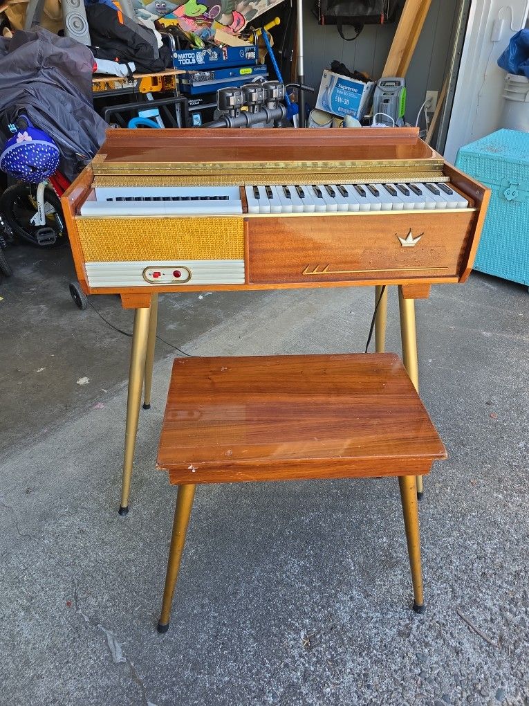 Royal Artist (Farfisa) Chord Organ
