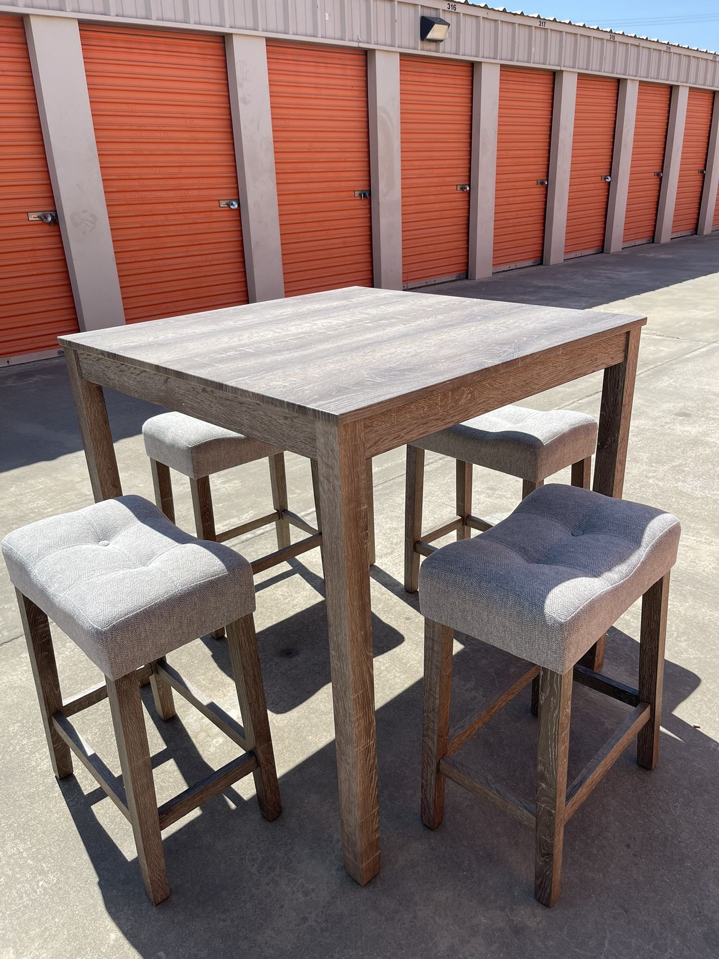Table With 4 Stools