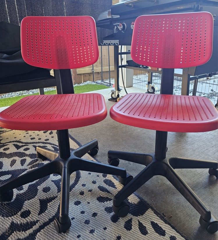 (2) KID DESK CHAIRS