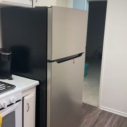 18 Cu. Ft. Insignia Refrigerator 