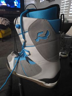 Snowboard boots