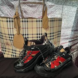 🤎🤍🖤❤️Burberry  Purse❤️🖤🤍🤎purse Is Sold