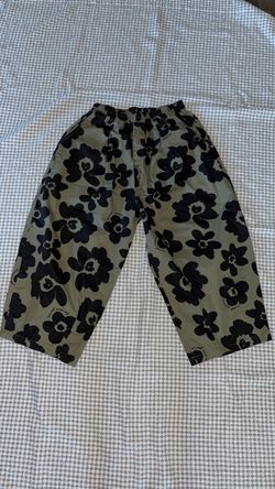Women’s Olive Green & Black Floral Wide-Leg Cropped Pants / Culottes
