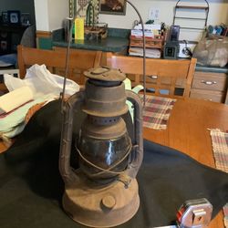 Vintage Dietz Little Wizard Lantern no cracks in glass, approximately 11” tall handle not included from around 1950 Great looking rustic piece, no den