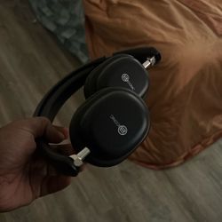 Wireless Headphones W Charger 