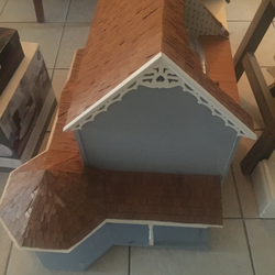 VICTORIAN DOLL HOUSE