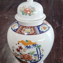 Beautiful Japanese Imari Porcelain Ginger Jar