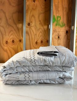 King Size Set - Extra Soft King Size Duvet Cover 104 x 90 with 2 Pillow Shams - Hotel Luxury, Easy Care and Fade Free with Zipper Closures & Ties - Co