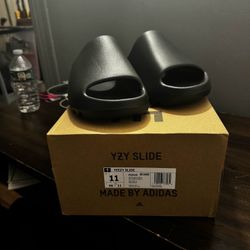 Yeezy slides Size 11