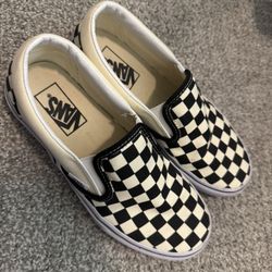 Classic Vans slip-on shoes with a checkerboard pattern. WOMEN 7.0 MEN 5.5 