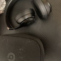 beats solo 4 (great condition just dont mind the bag)