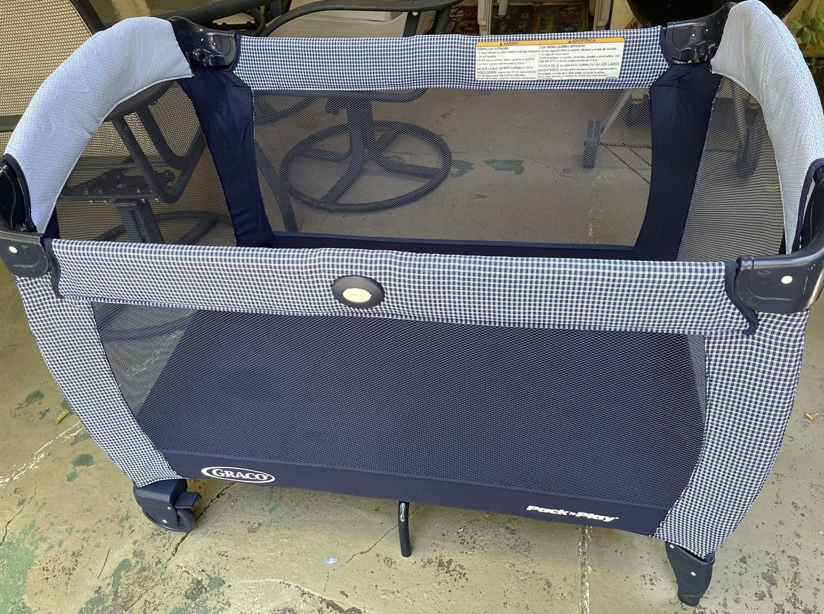 Graco Pack and Play (Pack 'n play) portable crib/playpen playard XLNT