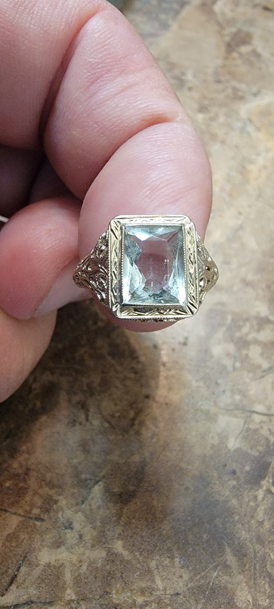 Vintage Whight Gold Ring Whith Aquamarine Stone