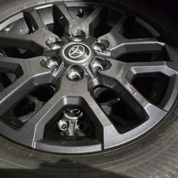 4 2024  TOYOTA TUNDRA RIMS&TIRES 20"