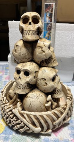 Tabletop Skull Fountain – Spooky Halloween Centerpiece