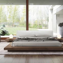 WORTH KING BED with a mattress