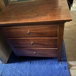 beautiful bedroom set (2 dressers + side table)