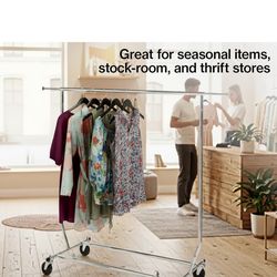 Estante de metal cromado para percheros ropa