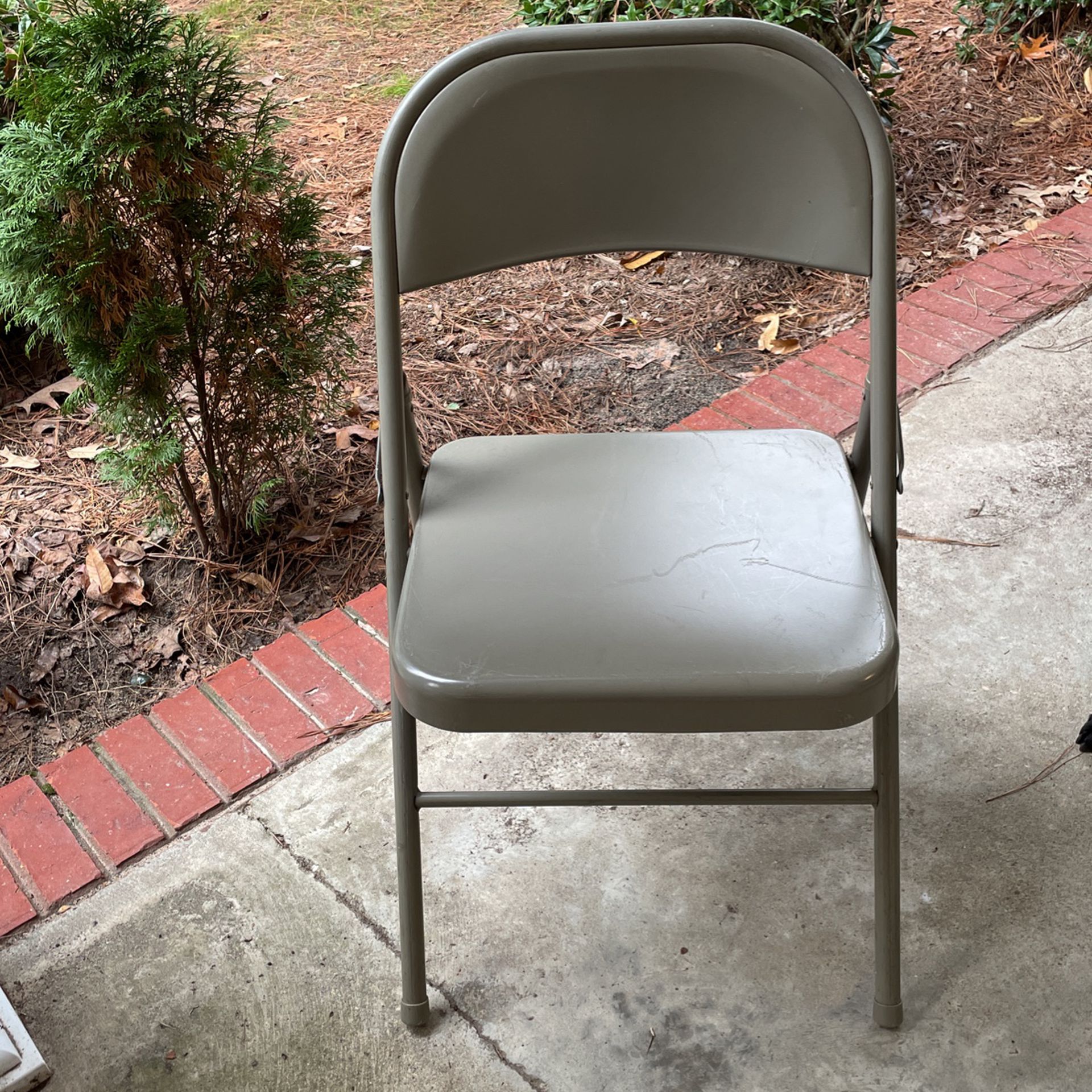 Set Of 4 Metal Folding Chairs. Excellent Condition. 
