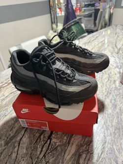 Kids shoes size 4