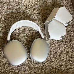 Apple Airpod Maxes. White