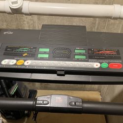 FULL-SIZE TREADMILL 