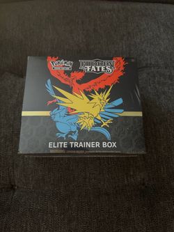 Pokémon Hidden Fates Elite Trainer Box