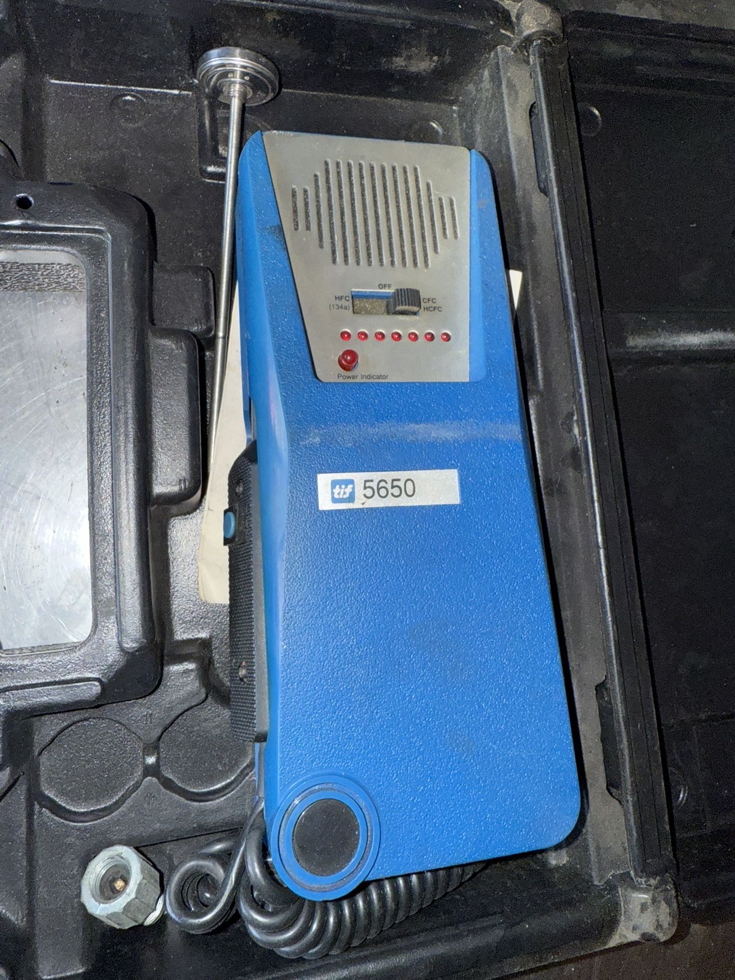 TIF 5650 Automatic Halogen Leak Detector + Case