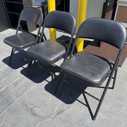 Set of 3 Folding Chairs Very Good Condition Like New 