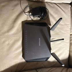 NETGEAR Nighthawk Smart Wi-Fi Router (R7000) - AC1900 Wireless Speed (Up to 1900 Mbps) | Up to 1800 Sq Ft Coverage & 30 Devices